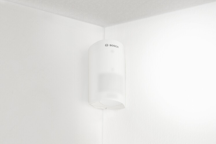 Der Bewegungsmelder erkennt jede Bewegung auch direkt unterhalb des Geräts mittels Passiv-Infrarot-Technologie und einem Temperatur-Sensor. Er ignoriert Haustiere bis 25 kg durch die einprogrammierte Kleintiererkennung. In allen anderen Fällen löst er sofort Alarm aus, indem er die Sirene des Rauchmelders aktiviert, und benachrichtigt Sie zeitgleich auf Ihrem Smartphone. Der Bewegungsmelder erkennt jede Bewegung auch direkt unterhalb des Geräts mittels Passiv-Infrarot-Technologie und einem Temperatur-Sensor. Er ignoriert Haustiere bis 25 kg durch die einprogrammierte Kleintiererkennung. In allen anderen Fällen löst er sofort Alarm aus, indem er die Sirene des Rauchmelders aktiviert, und benachrichtigt Sie zeitgleich auf Ihrem Smartphone.